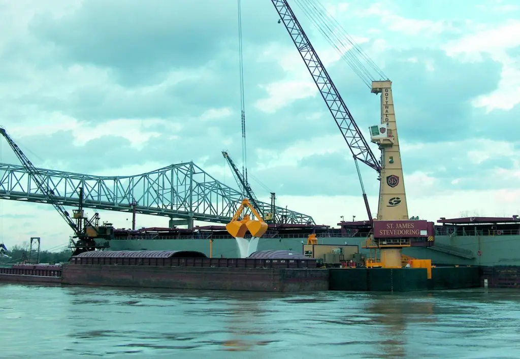 Gottwald HPK 330EG harbour pontoon crane in the Mississippi