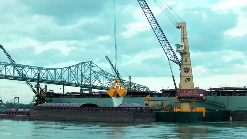 Gottwald HPK 330EG harbour pontoon crane in the Mississippi