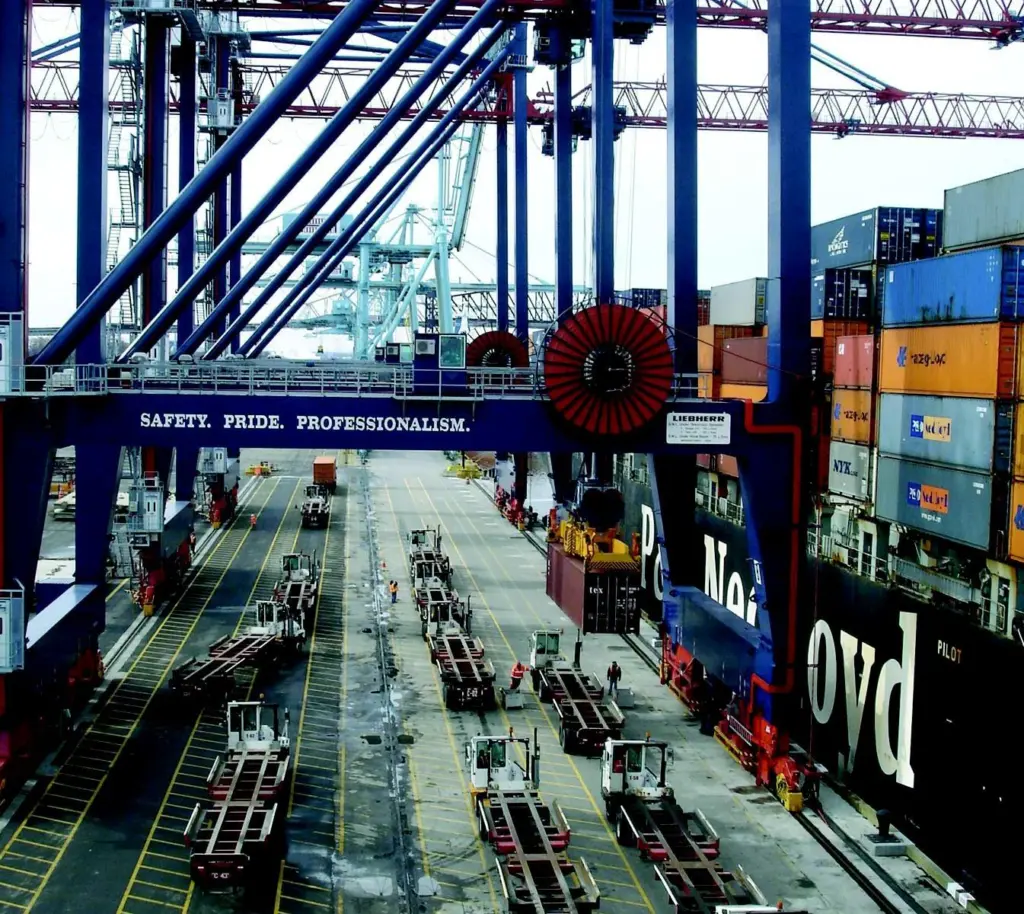 NYCT: four truck lanes under each crane.