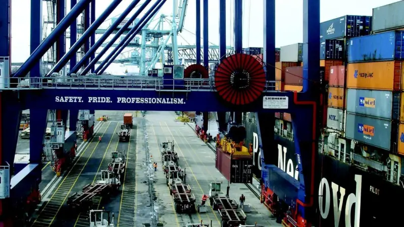 NYCT: four truck lanes under each crane.