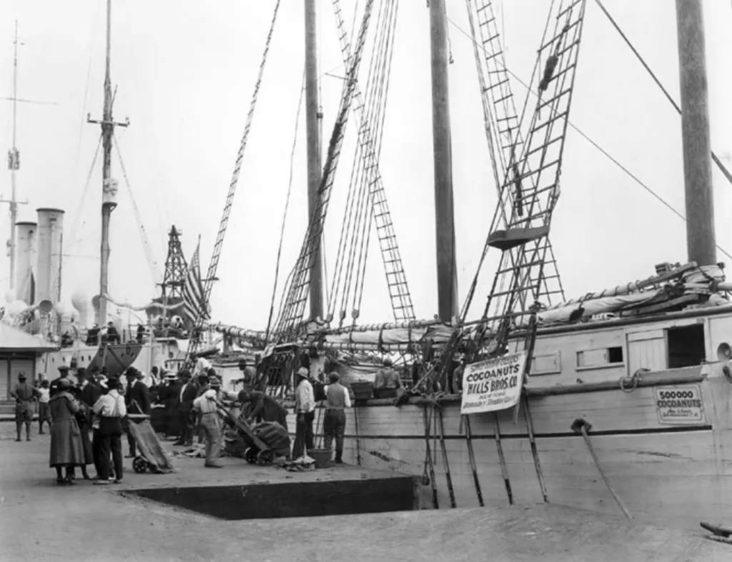 Longshoremen back then: government wants to reclaim the waterfront