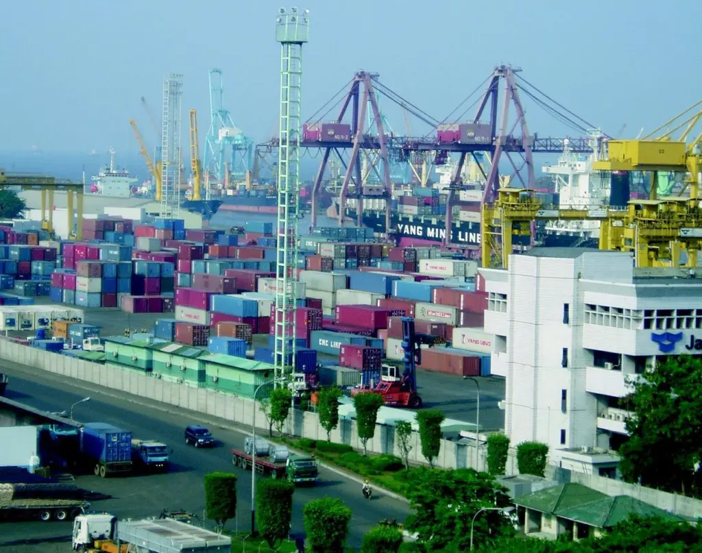 Jakarta: ships barred from sailing