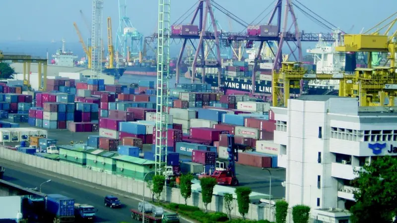 Jakarta: ships barred from sailing