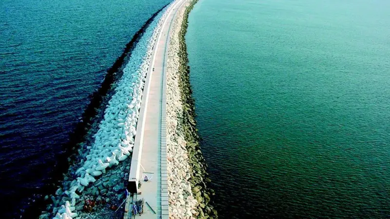 Sohars new breakwater: third phase will deliver 6m TEU capacity