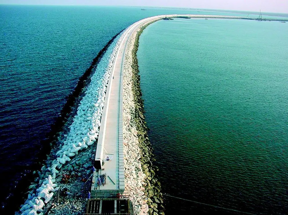 Sohars new breakwater: third phase will deliver 6m TEU capacity
