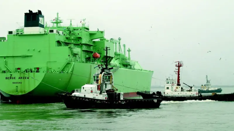 LNG tanker BERGE ARZEW being handled by Adsteam tugs in the Medway