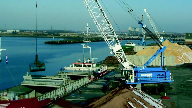Blyths Sennebogen for deployment on the deepwater Battleship Wharf