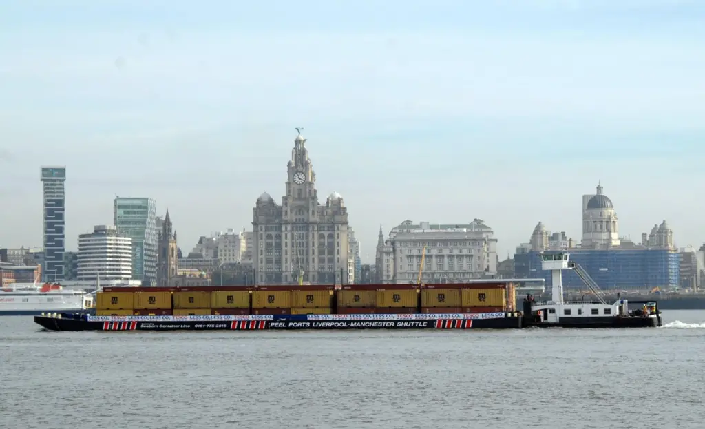 00_95050_Europe_-_liverpool_barge