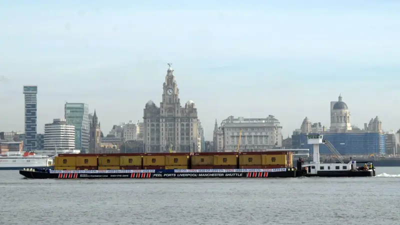 00_95050_Europe_-_liverpool_barge