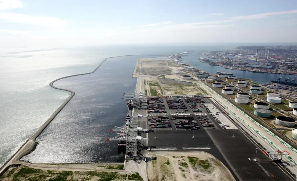 Port Strategy: delays to Le Havre's Port 2000 plan led to drawn-out battles with the European Commission