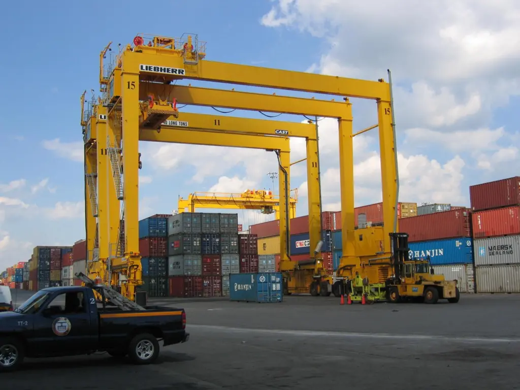 00_95338_Liebherr_container_cranes_to_go_to_Montreal