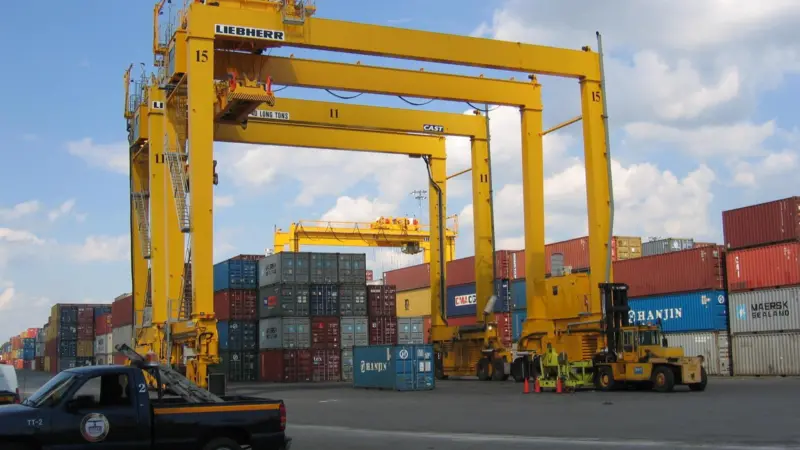 00_95338_Liebherr_container_cranes_to_go_to_Montreal