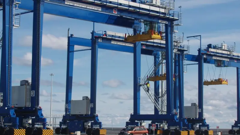 00_95476_Liebherr_RTGs_to_go_to_Poland