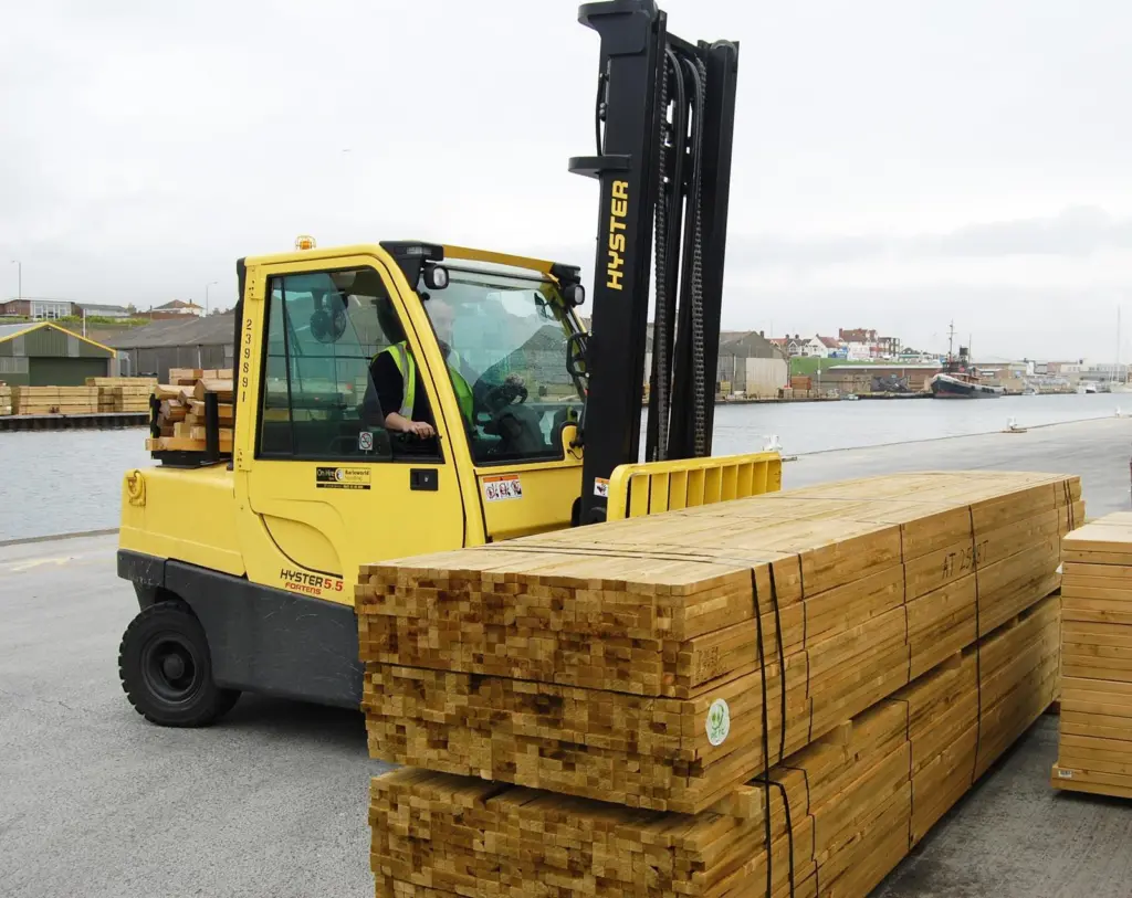 00_95505_Prods_-_Hyster_Sussex_Port_Forwarding_quayside1