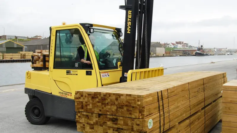 00_95505_Prods_-_Hyster_Sussex_Port_Forwarding_quayside1