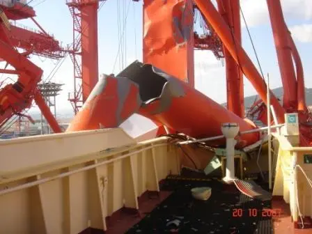 00_93353_Ship_to_shore_Cranes_pic_of_disaster