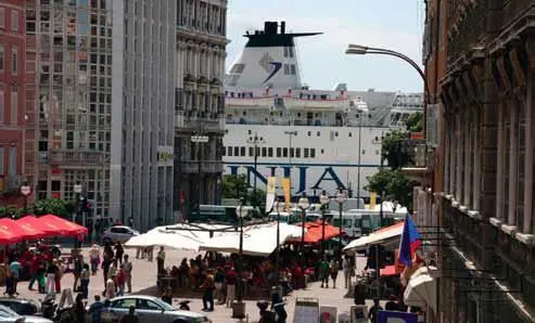 An active solidarity between port and city is critical.