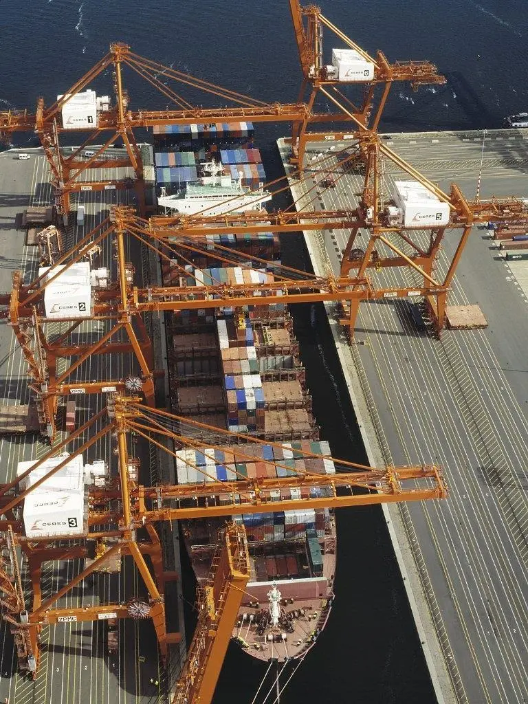 00_94597_Ceres_Paragon_Container_terminal_double_berth