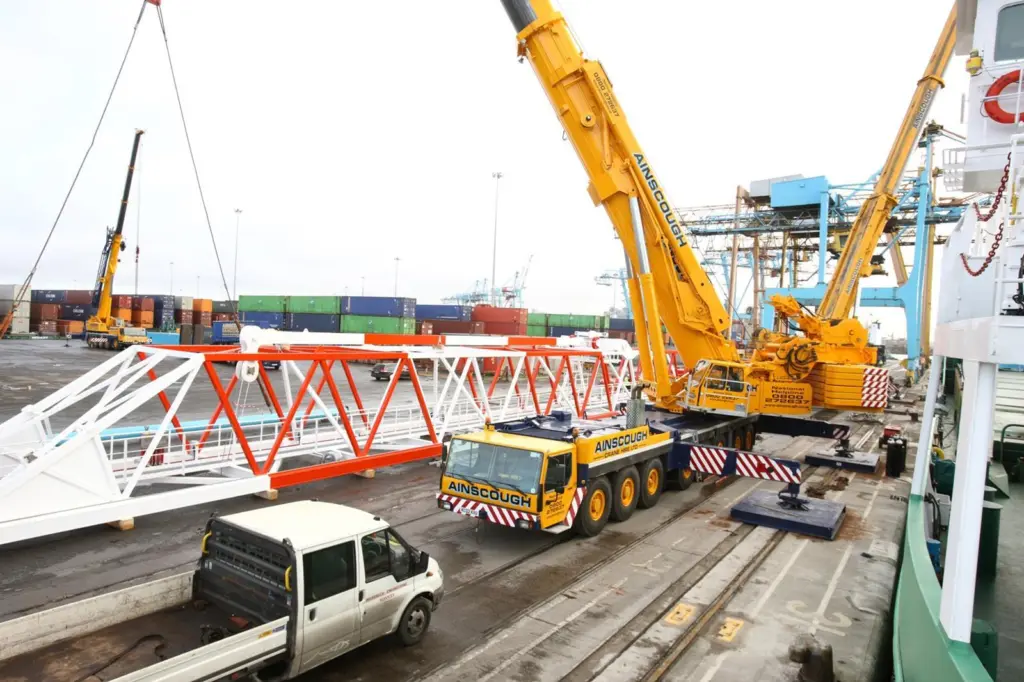 00_94976_DECEMBER_PS_News_liverpool_crane