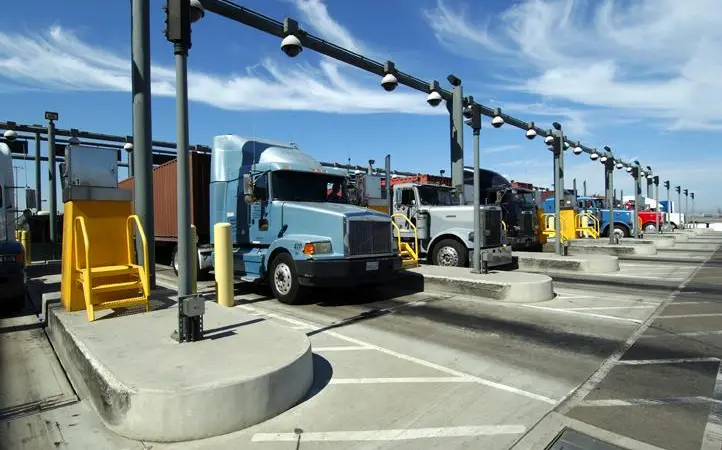 00_95350_LA_Port_trucks_at_gate