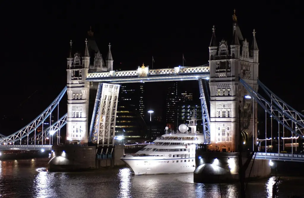 00_95494_Cruiseship_at_tower_bridge_at_night2003