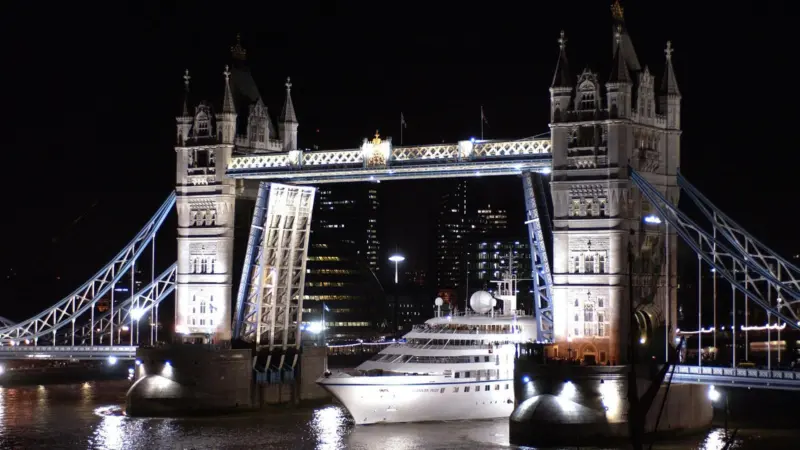 00_95494_Cruiseship_at_tower_bridge_at_night2003