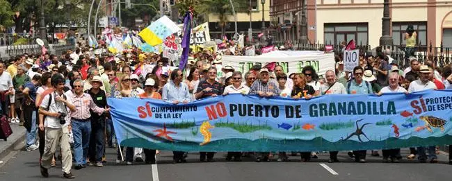 Port Strategy: protestors are against Tenerife's Santa Cruz port project. Credit: ACFI Press