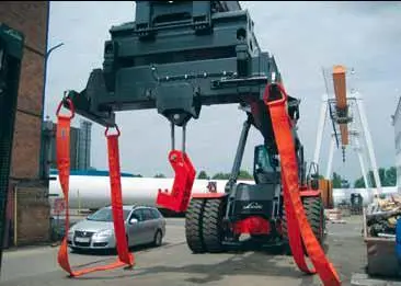 The attachment can either be utilised with its centralised lifting point of 45t or the 4-point lifting positions at the extending arm to facilitate a total capacity of 45t.
