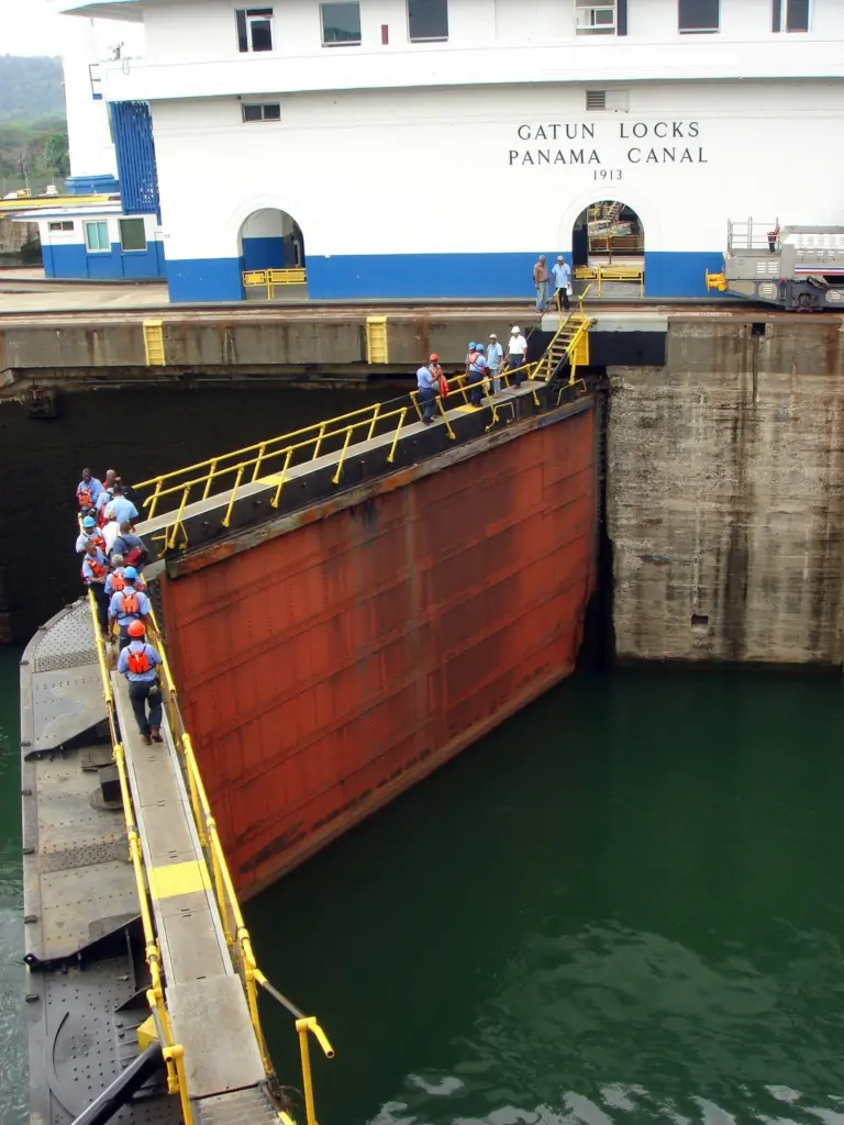 00_95286_JUNE_PS_Panama_Canal