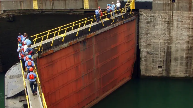 00_95286_JUNE_PS_Panama_Canal