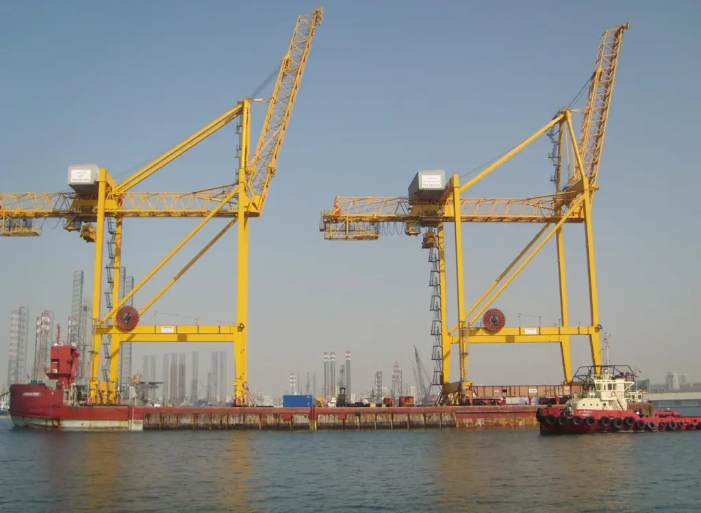 00_95515_April_PS_UAE_Khorfakkan_fully_erect_cranes_arrive_by_barge