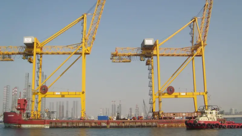 00_95515_April_PS_UAE_Khorfakkan_fully_erect_cranes_arrive_by_barge