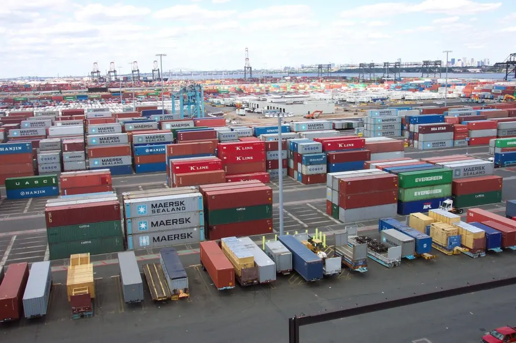 Line3174_-_Shipping_Containers_at_the_terminal_at_Port_Elizabeth,_New_Jersey_-_NOAA.jpg