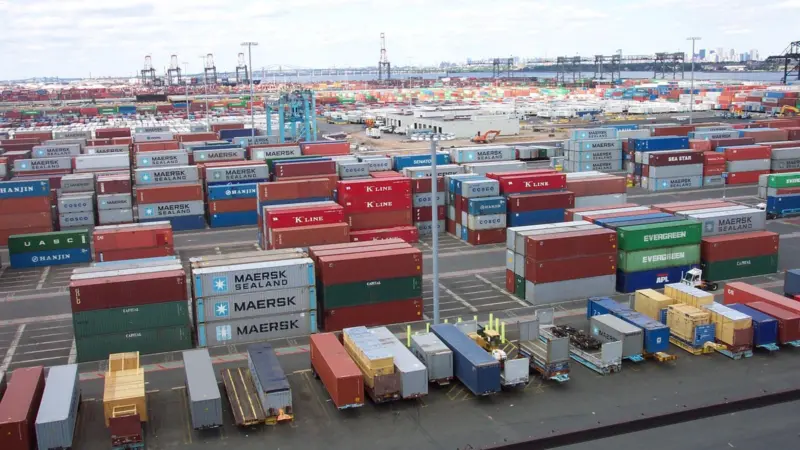 Line3174_-_Shipping_Containers_at_the_terminal_at_Port_Elizabeth,_New_Jersey_-_NOAA.jpg