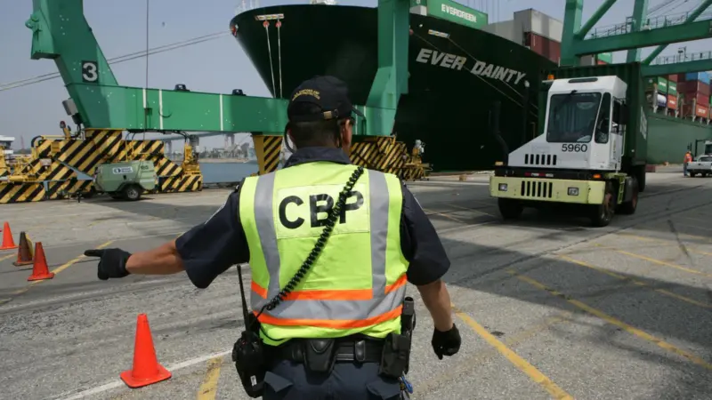 00_93727_US_customs_officer_directing_a_truck