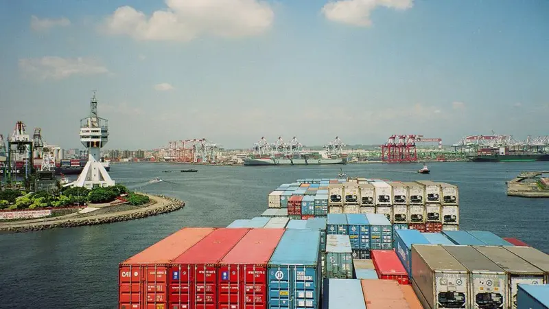 00_93728_Kaohsiung-container-port_ship._Credit_-_Henry_Trotter