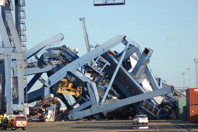 00_95607_Felixstowe_Collapsed_crane_1