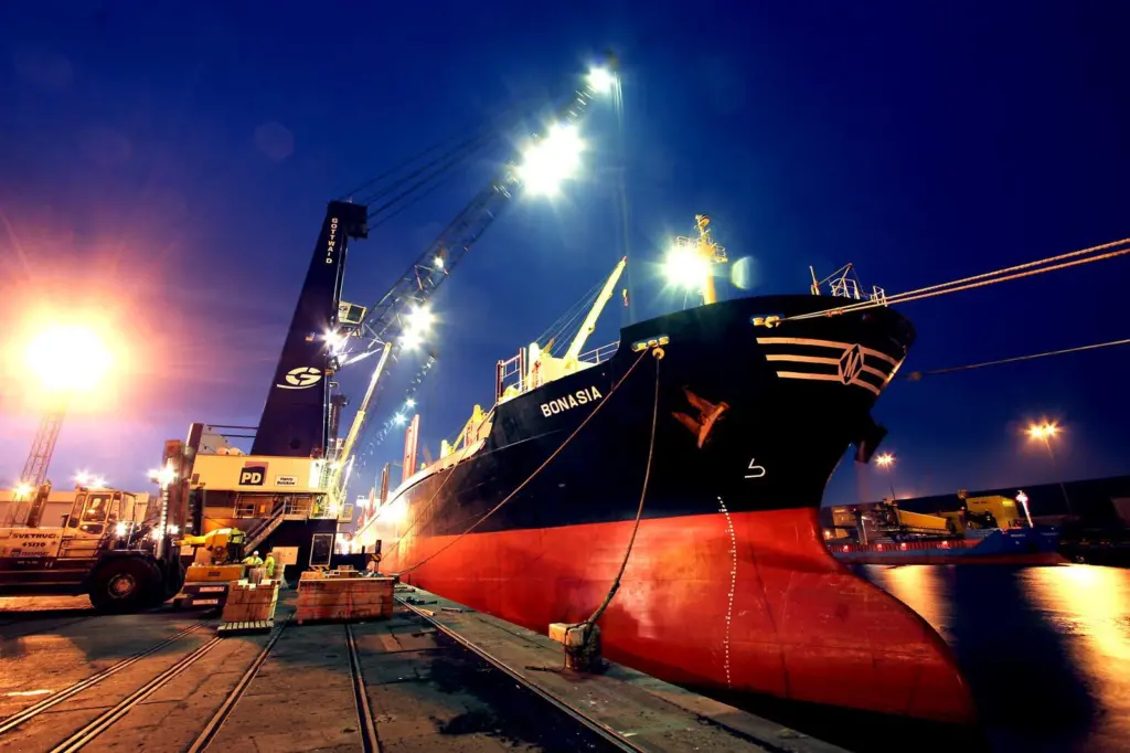00_95140_steel_ship_at_Teesport