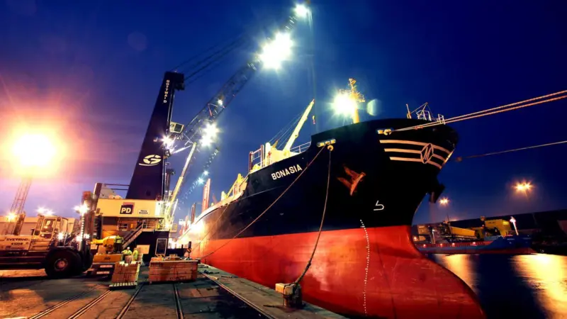 00_95140_steel_ship_at_Teesport