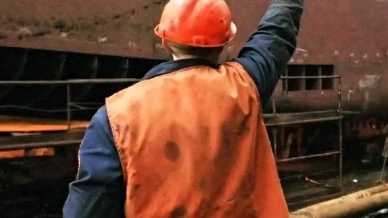 00_95734_Dock_worker
