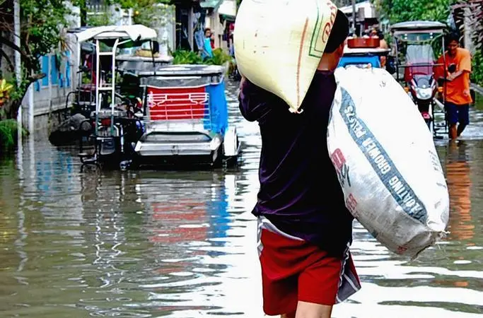 00_95770_Typhoon_Ketsana_2009_Flooded_Street._Credit_-_IRRI_Images