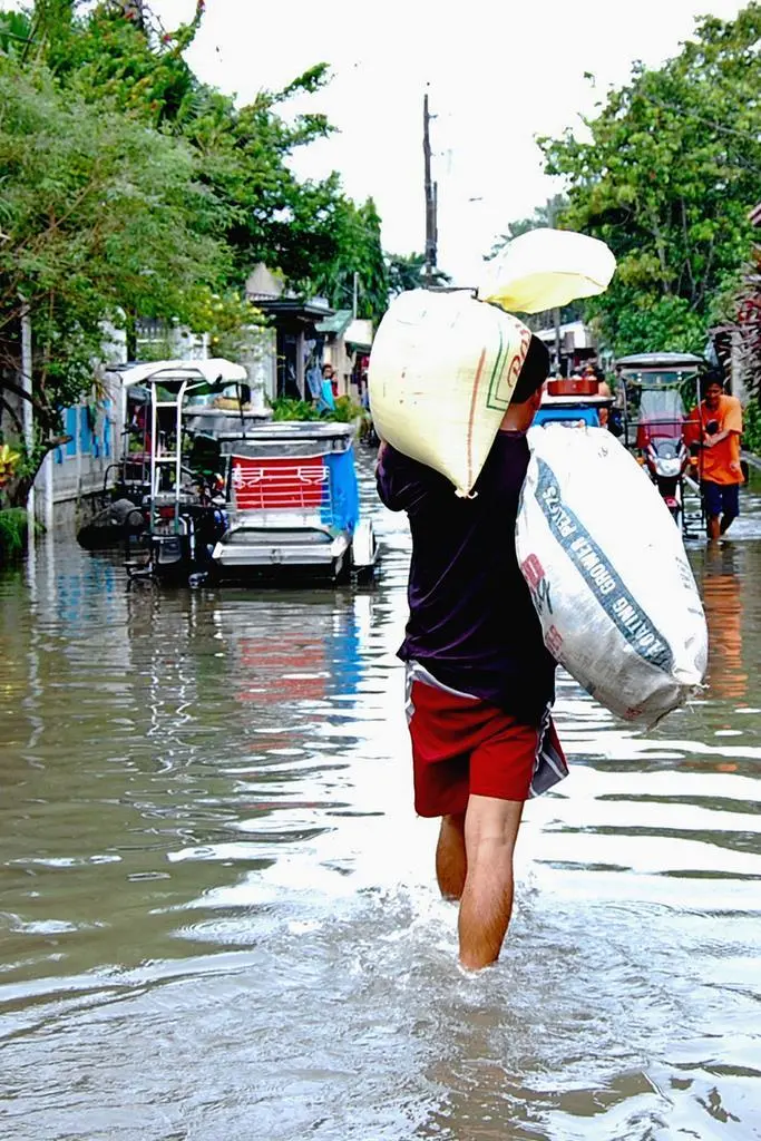 00_95770_Typhoon_Ketsana_2009_Flooded_Street._Credit_-_IRRI_Images