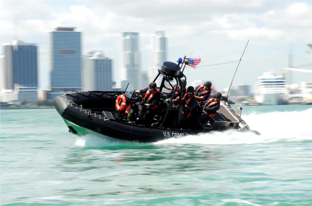 00_95771_USCG_Port_of_Miami_manuoevers