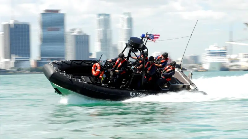 00_95771_USCG_Port_of_Miami_manuoevers