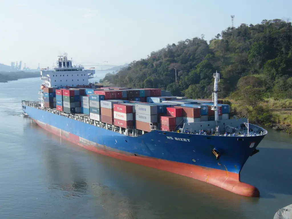 At the moment the size of the vessels is limited, but demand is expected for larger vessels to be serviced at Savannah in 2014. Photo D Russell