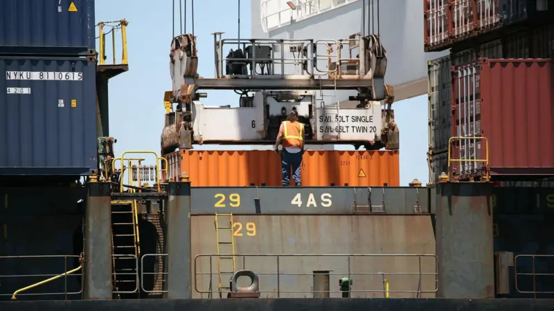 Port Strategy: Bonuses for productivity can become worthless in an economic downturn