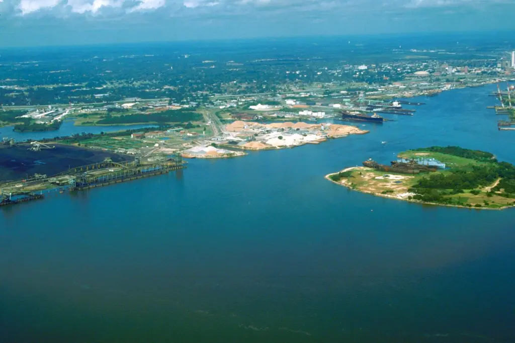 Commercial vessel traffic is continuing self inspection and reporting oil contamination at Mobile