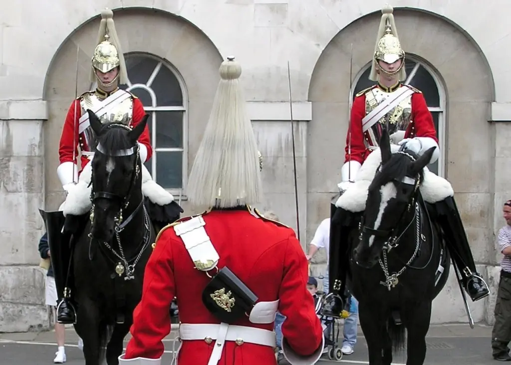 00_96139_changing-the-guards