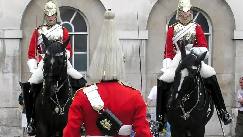 00_96139_changing-the-guards