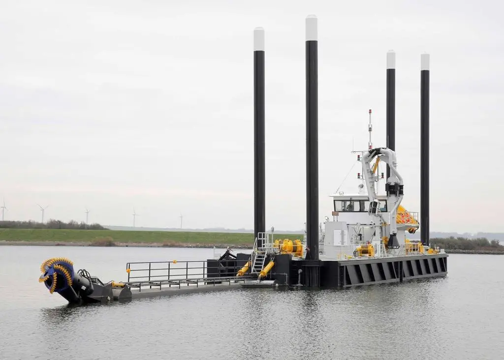 Amoris’ barge unloading equipment can be seen on the port side just ahead of the wheelhouse.